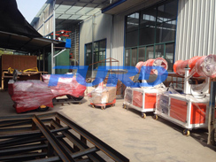 福瑞得機(jī)械壓路機(jī)、二次結(jié)構(gòu)澆注機(jī)、霧炮準(zhǔn)備發(fā)貨