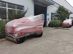 7月2日，福瑞得機械2臺全液壓座駕雙鋼輪壓路機打包發往吉林。